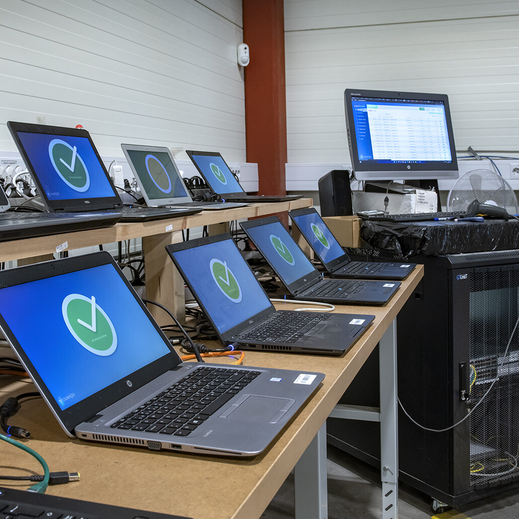 Behandling av IKT-utstyr. IKT-utstyr som PCer og mobiltelefoner inneholder ofte sensitiv informasjon. De oppbevares og hentes derfor i sikkerhetsskap fra du leverer inn til de ankommer behandlingsanlegget.