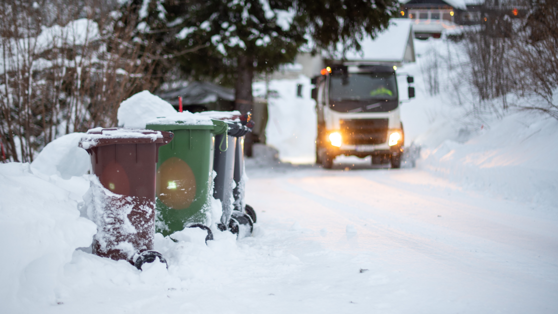 Tips til avfallsbeholdere utendørs.